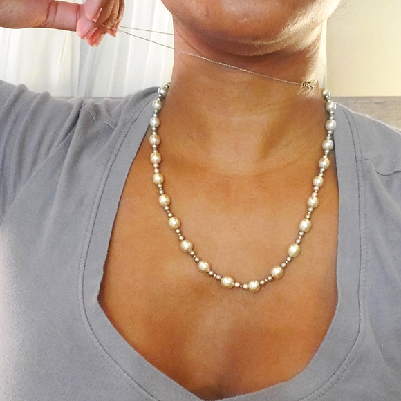 Tricolor Pearl Necklace - Picture 3 of 4